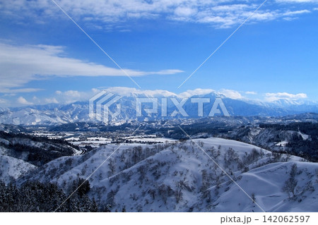 越後三山雪景色 越後三山雪景色 142062597