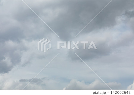 夏の東京・上野に広がる厚い雲と曇天の空 142062642