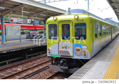 鳥羽駅に停車中の観光列車「つどい」(三重県鳥羽市) 鳥羽駅に停車中の観光列車「つどい」(三重県鳥羽市) 142062931