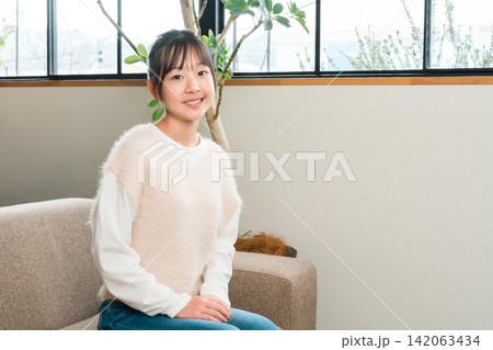 マイホームのソファに座る笑顔の子供,女の子 142063434