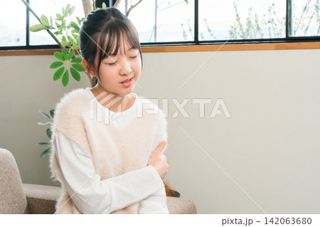 腕が痛くて腕を押さえる小学生,中学生の女の子 腕が痛くて腕を押さえる小学生,中学生の女の子 142063680