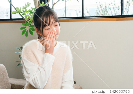 鼻水,鼻詰まりに悩む小学生,中学生の女の子(花粉症) 鼻水,鼻詰まりに悩む小学生,中学生の女の子(花粉症) 142063796