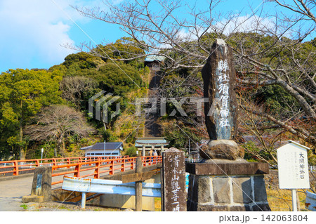 佐賀県小城市の羊羹資料館前にある須賀神社参道と祇園橋 142063804