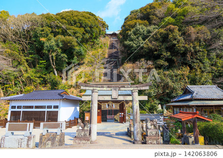 佐賀県小城市の羊羹資料館前にある須賀神社急こう配の参道 佐賀県小城市の羊羹資料館前にある須賀神社急こう配の参道 142063806