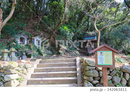 佐賀県小城市の羊羹資料館前にある須賀神社境内の大楠神社 佐賀県小城市の羊羹資料館前にある須賀神社境内の大楠神社 142063811