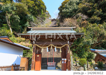 佐賀県小城市の羊羹資料館前にある須賀神社神門と参道 佐賀県小城市の羊羹資料館前にある須賀神社神門と参道 142063812