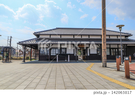 佐賀県小城市のJR九州唐津線小城駅駅舎と駅前ロータリー 佐賀県小城市のJR九州唐津線小城駅駅舎と駅前ロータリー 142063817