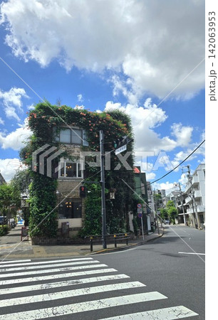 晴れた日の交差点 142063953