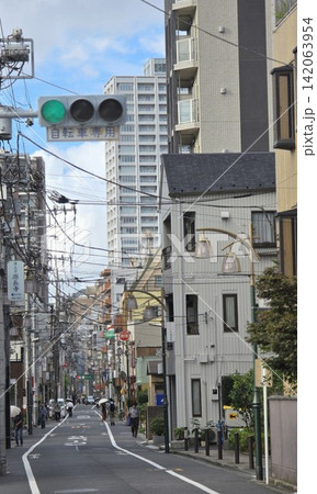 交差点にある歩行者用信号機 交差点にある歩行者用信号機 142063954