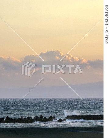 海に沈む夕日 142063958