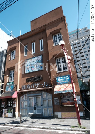 日本の繁華街 赤レンガ造りの商業ビル 看板・窓・街並み 142064157