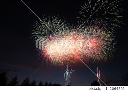 夜空に咲く花火大会のクライマックス 142064201