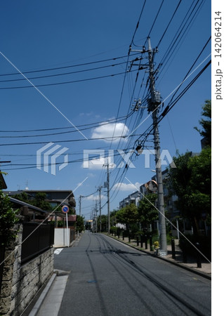 住宅街の電柱と配線、青空の風景 住宅街の電柱と配線、青空の風景 142064214