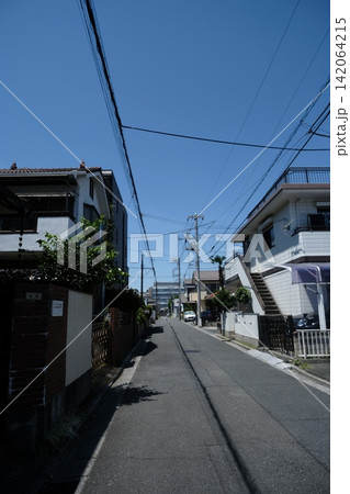 日本の住宅街の路地 青空と電線のある景観 142064215