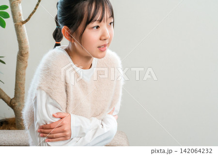 体調不良で寒気で震える小学生,中学生の女の子 体調不良で寒気で震える小学生,中学生の女の子 142064232
