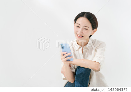 スマホを見るミドル女性 スマホを見るミドル女性 142064573