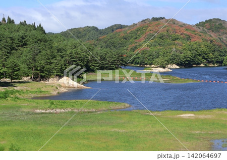 飯詰ダムのダム湖と山 142064697