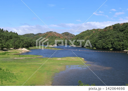 飯詰ダムのダム湖と山 飯詰ダムのダム湖と山 142064698