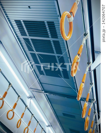 オレンジ色の電車のつり革1 オレンジ色の電車のつり革1 142064707