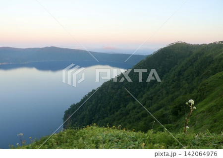 夏の摩周湖・夕暮れ(北海道・弟子屈町) 夏の摩周湖・夕暮れ(北海道・弟子屈町) 142064976