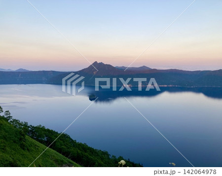 夏の摩周湖・夕暮れ(北海道・弟子屈町) 夏の摩周湖・夕暮れ(北海道・弟子屈町) 142064978