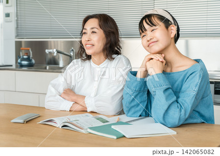 リビング・ダイニングで談笑する親子(ファミリー・母親・娘・団らん) リビング・ダイニングで談笑する親子(ファミリー・母親・娘・団らん) 142065082