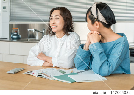 リビング・ダイニングで談笑する親子(ファミリー・母親・娘・団らん) リビング・ダイニングで談笑する親子(ファミリー・母親・娘・団らん) 142065083