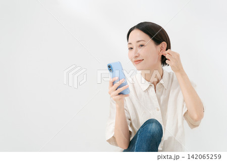 スマホのインカメラで顔を見る女性 スマホのインカメラで顔を見る女性 142065259