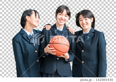 微笑的中學生和高中女生（籃球俱樂部成員）手捧籃球。 142065430