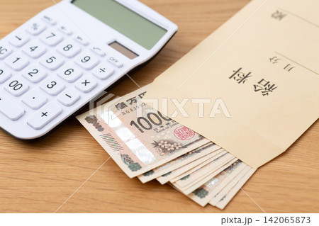給料袋と電卓 142065873