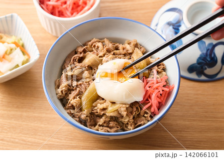 温泉卵を乗せた牛丼 142066101