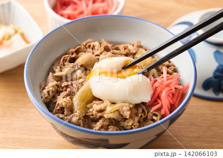 温泉卵を乗せた牛丼 142066103