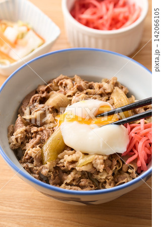温泉卵を乗せた牛丼 142066105