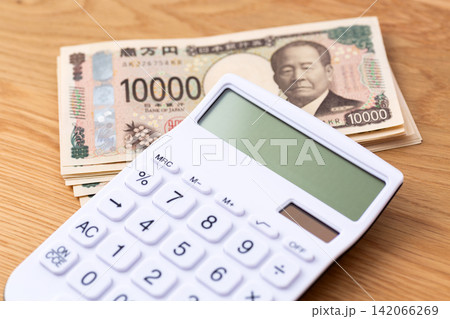 10万円分の一万円紙幣と電卓 10万円分の一万円紙幣と電卓 142066269
