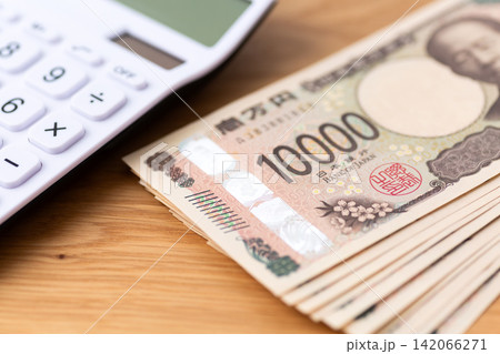 10万円分の一万円紙幣と電卓 10万円分の一万円紙幣と電卓 142066271