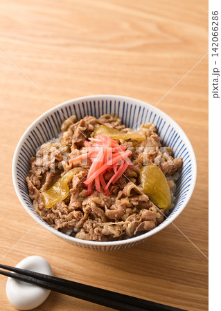 紅生姜を乗せた牛丼 紅生姜を乗せた牛丼 142066286