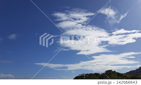 東伊豆の山並みと青空に広がる白い雲 142066643