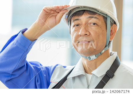 指示する笑顔の作業員 指示する笑顔の作業員 142067174