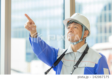 指示する笑顔の作業員 指示する笑顔の作業員 142067175