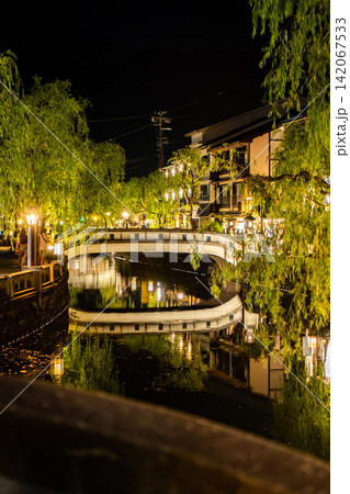 《城崎温泉 柳並木 大谿川 石橋 温泉街 旅館 夜景 水面反射》 《城崎温泉 柳並木 大谿川 石橋 温泉街 旅館 夜景 水面反射》 142067533