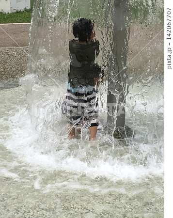 噴水で遊ぶ子ども 噴水で遊ぶ子ども 142067707