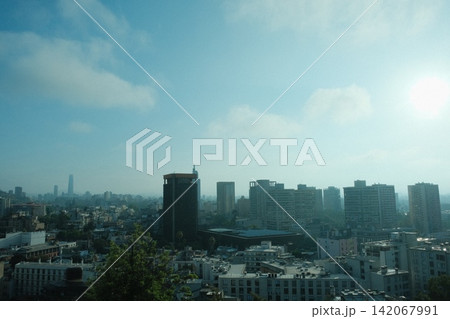 朝日に霞むチリ・サンティアゴの都市景観 朝日に霞むチリ・サンティアゴの都市景観 142067991