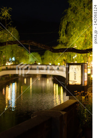 《城崎温泉 大谿川 柳並木 石橋 行灯 温泉街 夜景 水面反射》 《城崎温泉 大谿川 柳並木 石橋 行灯 温泉街 夜景 水面反射》 142068124