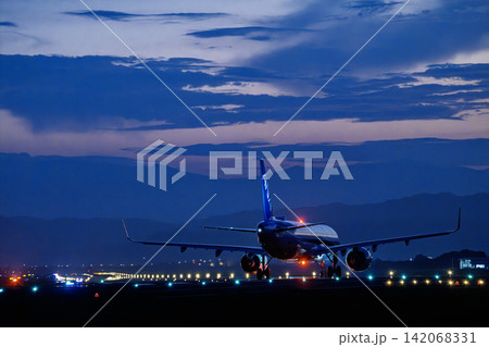 夕暮れの仙台空港 タキシング中の飛行機 27から 宮城県名取市 夕暮れの仙台空港 タキシング中の飛行機 27から 宮城県名取市 142068331
