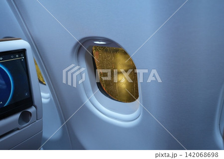 飛行機の窓 142068698