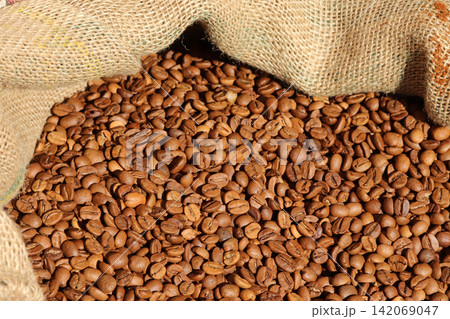 Roasted Coffee beans close up Roasted Coffee beans close up 142069047