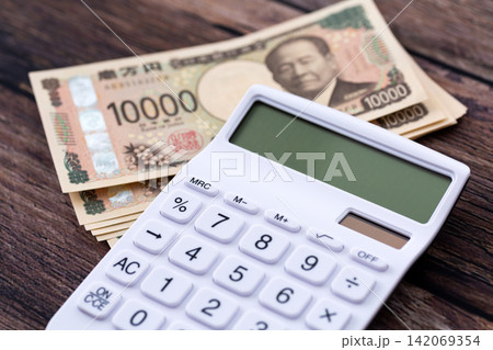 10万円分の一万円紙幣と電卓 10万円分の一万円紙幣と電卓 142069354