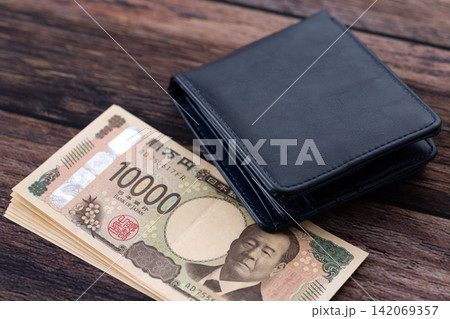 10万円分の一万円紙幣と財布 10万円分の一万円紙幣と財布 142069357