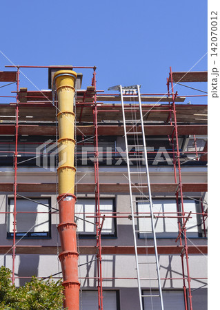 Construction scaffolding with debris chute and ladder Construction scaffolding with debris chute and ladder 142070012