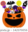 ハロウィンのお菓子が詰まったジャックオーランタンのバケツ（コピースペース付き） 142070056